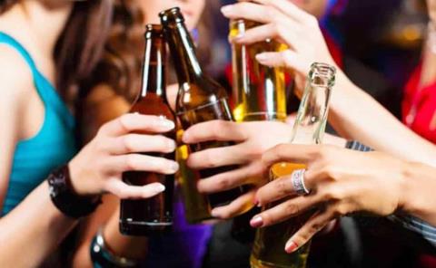 Cada vez más mujeres sufren alcoholismo: AA
