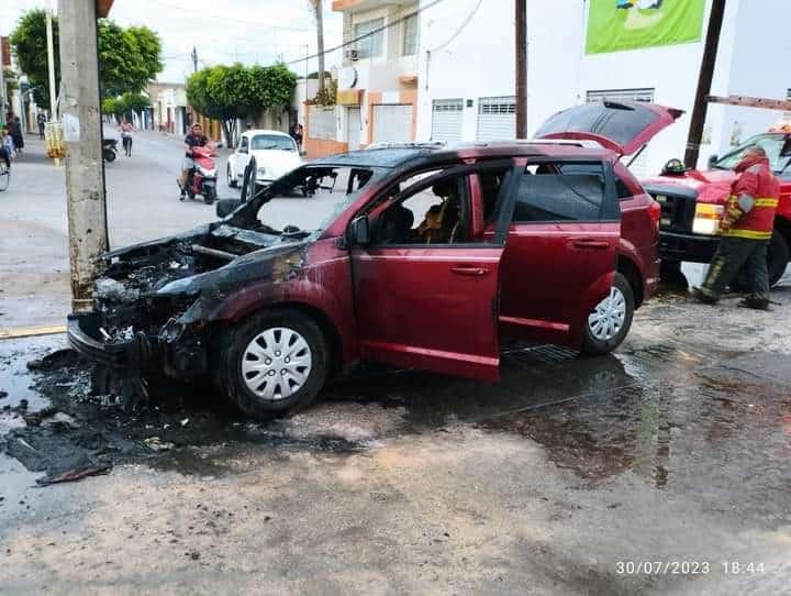 AUTO INCENDIADO EN PLENO CENTRO