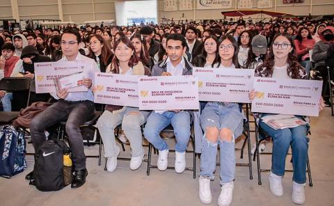Estudiantes de la UPMH y UTVAM recibieron sus Becas para la Transformación