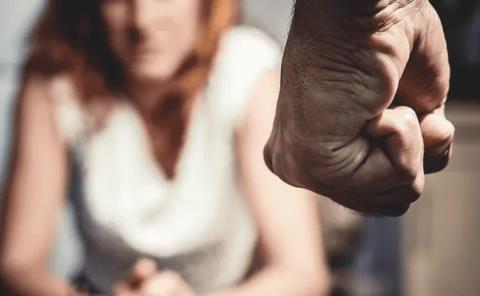 Mujer, víctima de violencia familiar