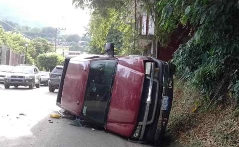 VOLCÓ UNA CAMIONETA