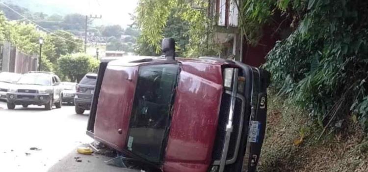 VOLCÓ UNA CAMIONETA