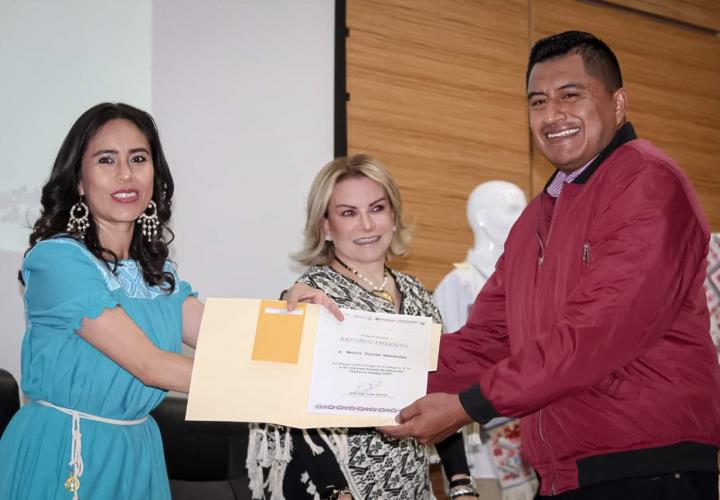 Gobierno estatal premió a personas artesanas que destacaron en el concurso "Hecho en Hidalgo"