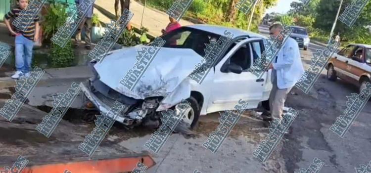 En Tantoyuca tráiler destrozó a un automóvil 