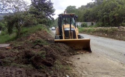 En Xochiatipan dieron mantenimiento a orillas de la carretera 

