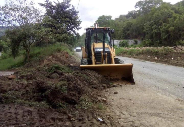 En Xochiatipan dieron mantenimiento a orillas de la carretera 