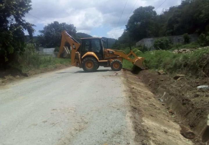 En Xochiatipan dieron mantenimiento a orillas de la carretera 