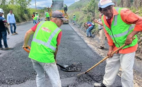 En Xochiatipan dieron banderazo de inicio de rehabilitación de carretera 
