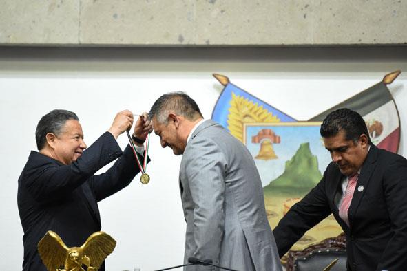 Reconoce Julio Menchaca el talento hidalguense con la entrega de presea "Pedro María Anaya"