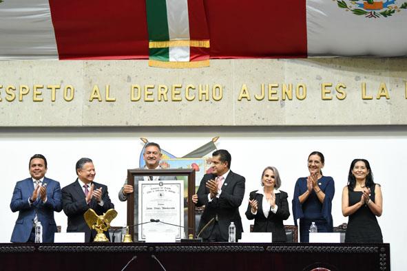 Reconoce Julio Menchaca el talento hidalguense con la entrega de presea "Pedro María Anaya"