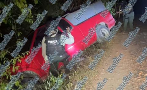 En un Barranco camioneta estuvo a punto de volcar

