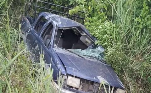 Camioneta terminó al barranco tras volcarse; varios heridos