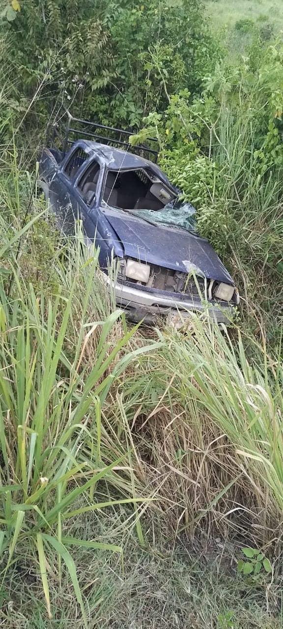 Camioneta terminó al barranco tras volcarse; varios heridos