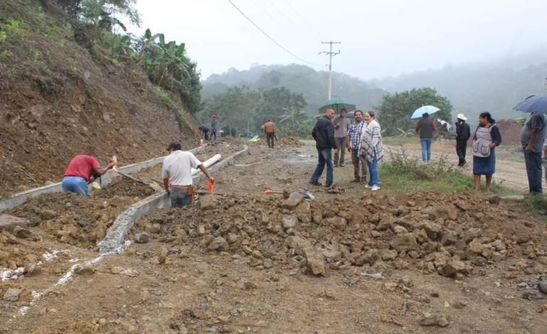 Vecinos y padres de Huitzitzilingo piden terminar el andador de la UBBJ