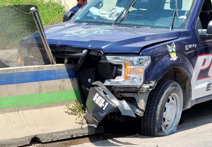 Choca patrulla contra muro; iba a una emergencia