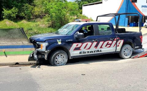 Choca patrulla contra muro; iba a una emergencia