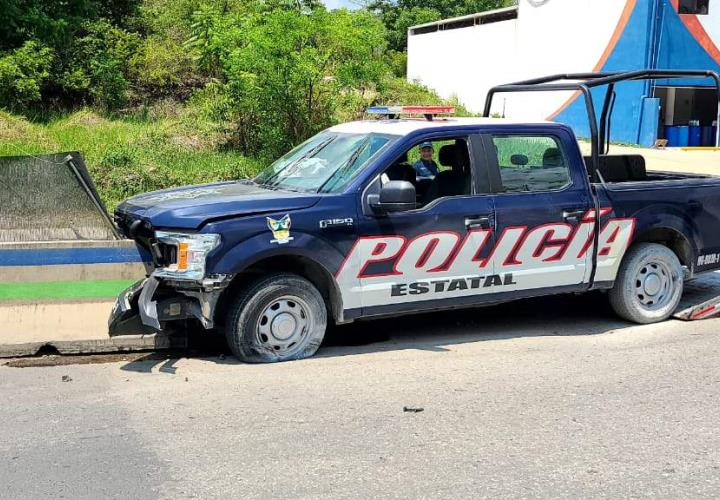 Choca patrulla contra muro; iba a una emergencia