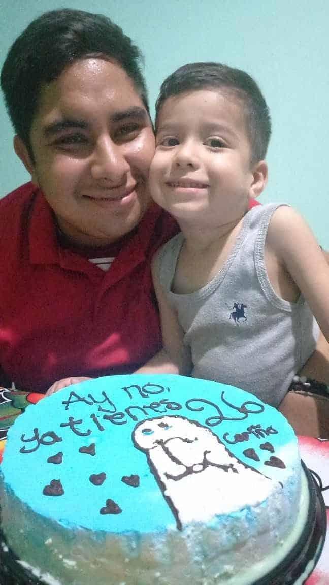 Pastel de cumpleaños recibió Esaú Hernández