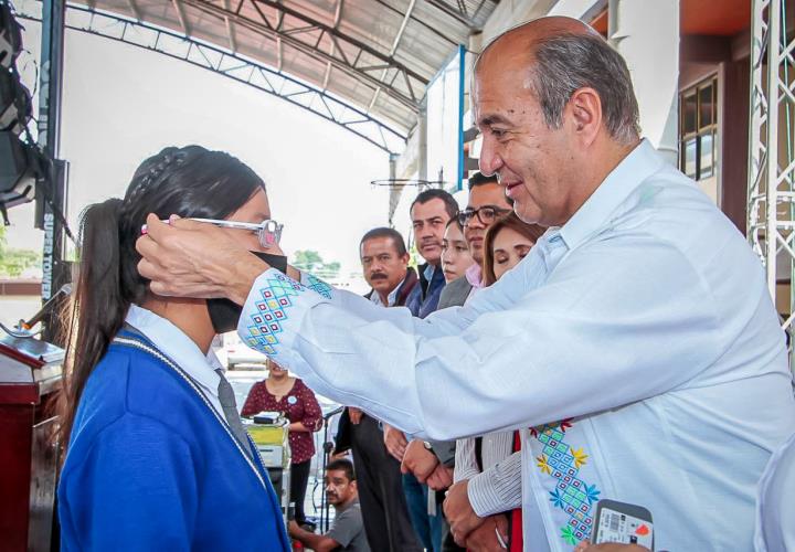 Más de 7 mil niñas y niños hidalguenses beneficiados con entrega de lentes