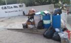 Vecinos llenan de basura contenedores del CBTIS 
