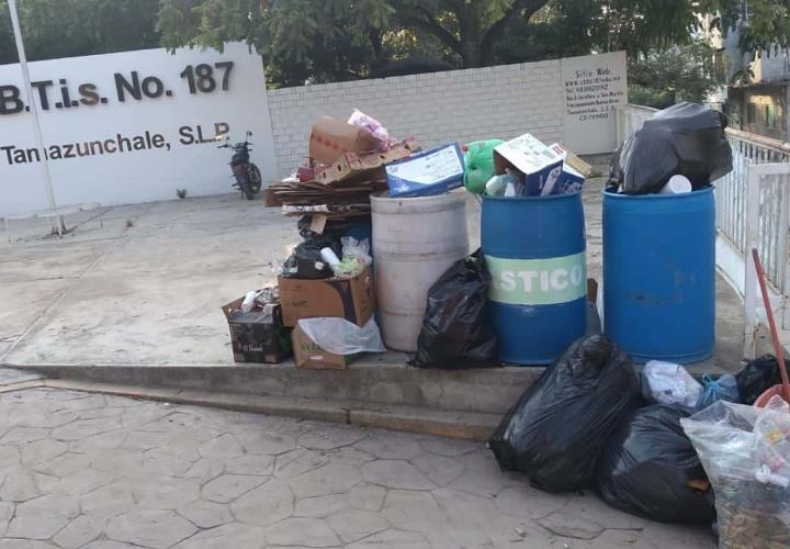 Vecinos llenan de basura contenedores del CBTIS 