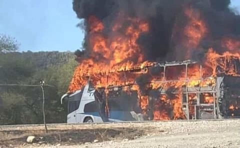 Ardió autobús; pasajeros ilesos