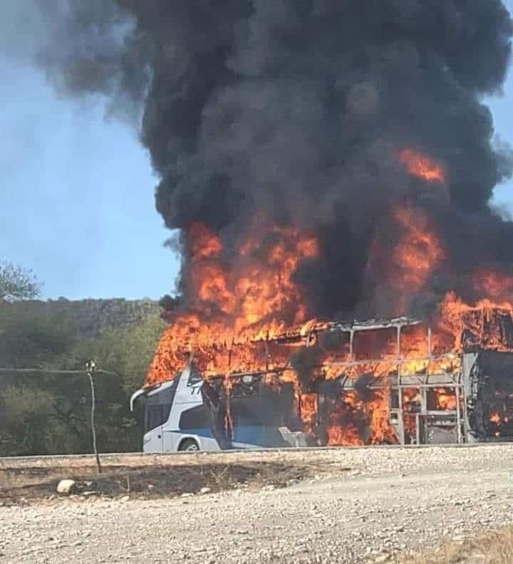 Ardió autobús; pasajeros ilesos