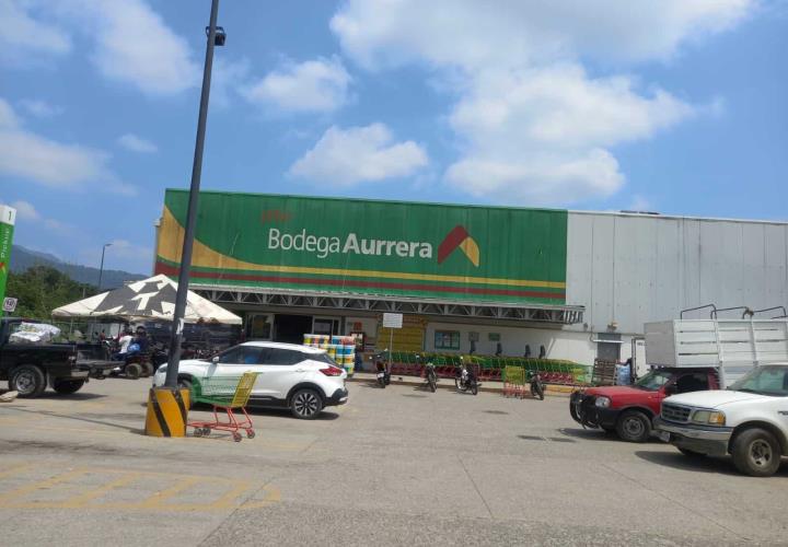 Evacuaron Aurrera por fuga de gas