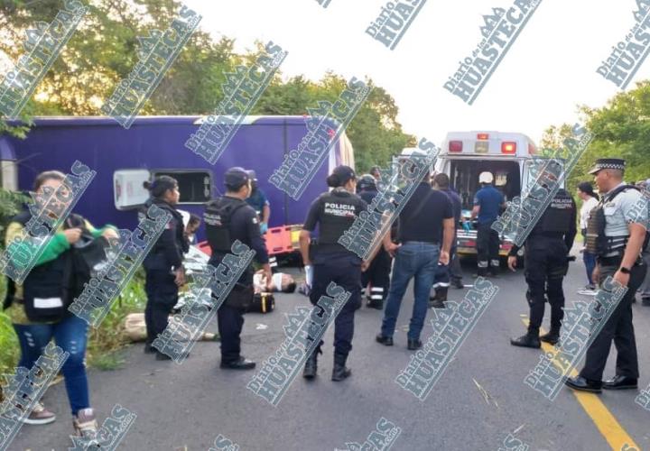 En volcadura de autobús 2 muertos y 30 heridos