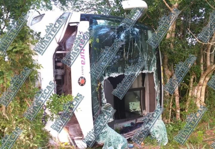 En volcadura de autobús 2 muertos y 30 heridos