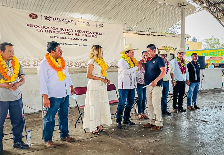 Continúa entrega de apoyos en la Huasteca hidalguense