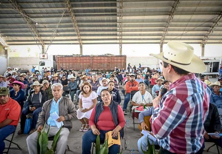 Entrega de semilla certificada y árboles frutales en el Valle del Mezquital