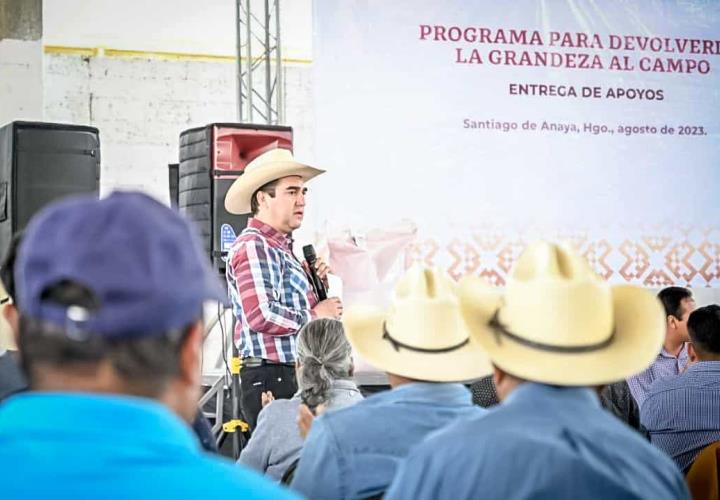 Entrega de semilla certificada y árboles frutales en el Valle del Mezquital