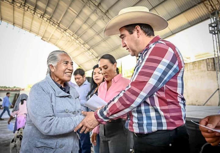 Entrega de semilla certificada y árboles frutales en el Valle del Mezquital