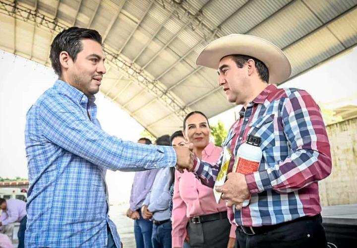 Entrega de semilla certificada y árboles frutales en el Valle del Mezquital