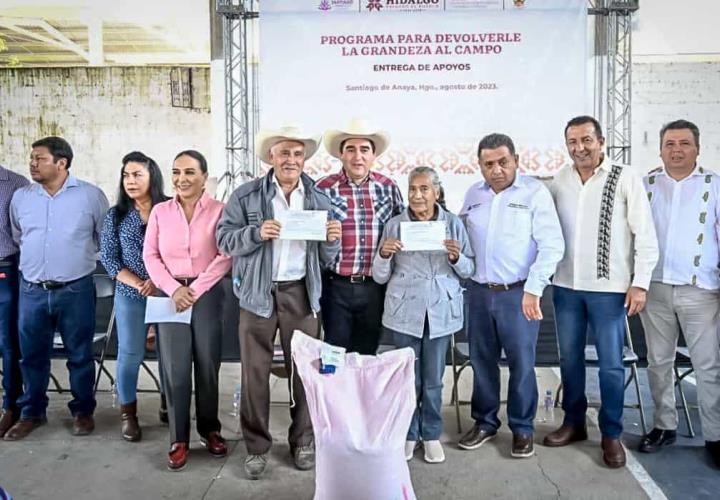 Entrega de semilla certificada y árboles frutales en el Valle del Mezquital