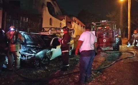 Ardió camioneta en el Gavilán 1