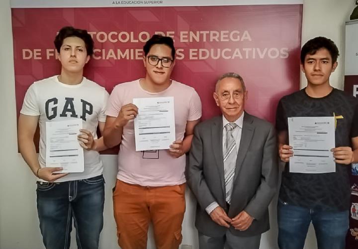 Facilita Gobierno de Hidalgo movilidad internacional a estudiantes de la UPMH para realizar proyecto aeronáutico