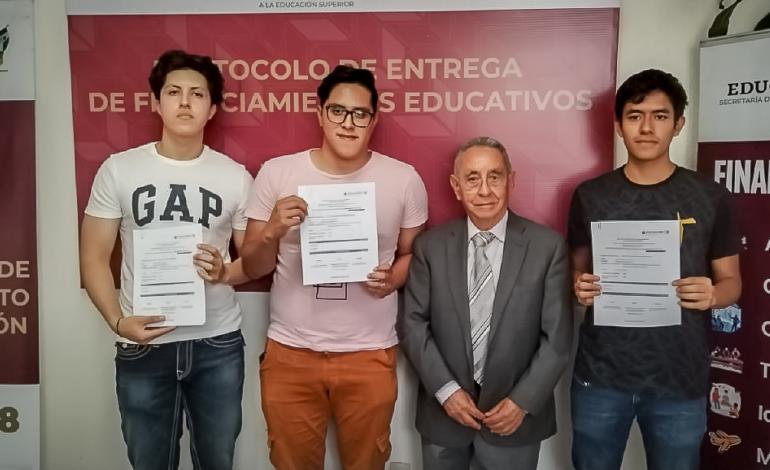 Facilita Gobierno de Hidalgo movilidad internacional a estudiantes de la UPMH para realizar proyecto aeronáutico