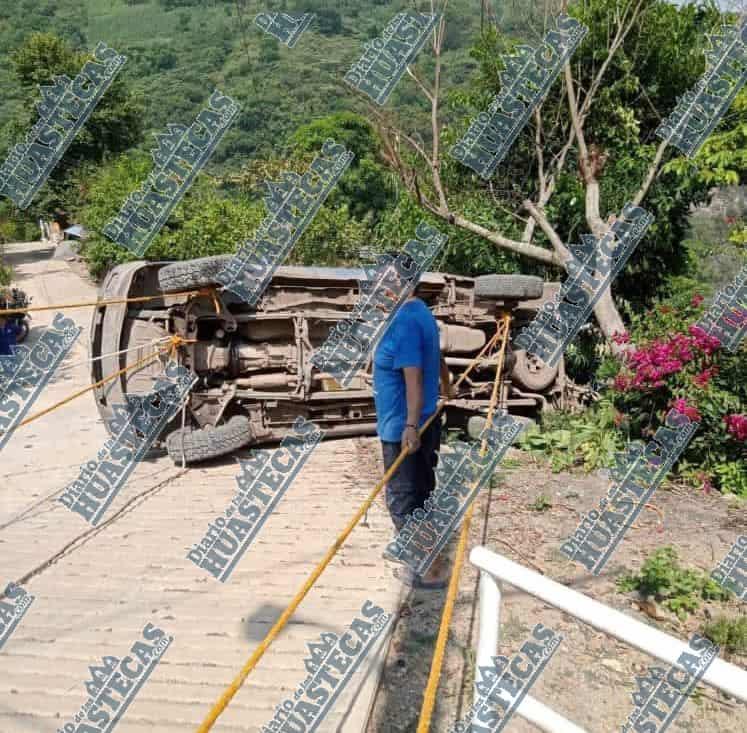 Ex Alcalde de Tlanchinol  volcó en su camioneta