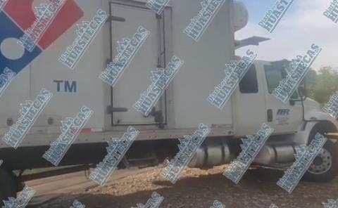 Camión de Dominós pizza destrozó unidad de Coppel en Tantoyuca
