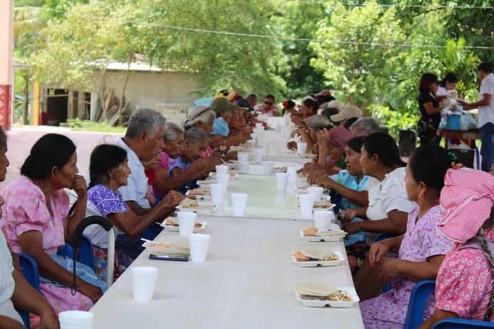 Atiende DIF Atlapexco a los adultos mayores