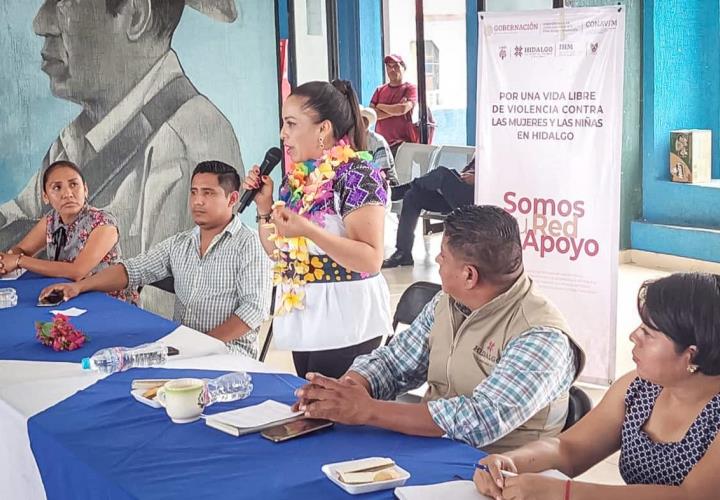 Formalizan Huautla y Xochiatipan proyectos de atención a mujeres