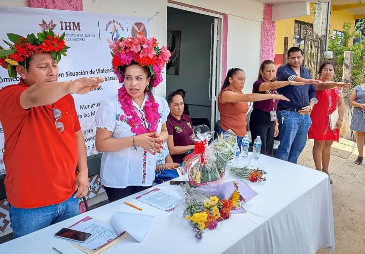 Formalizan Huautla y Xochiatipan proyectos de atención a mujeres