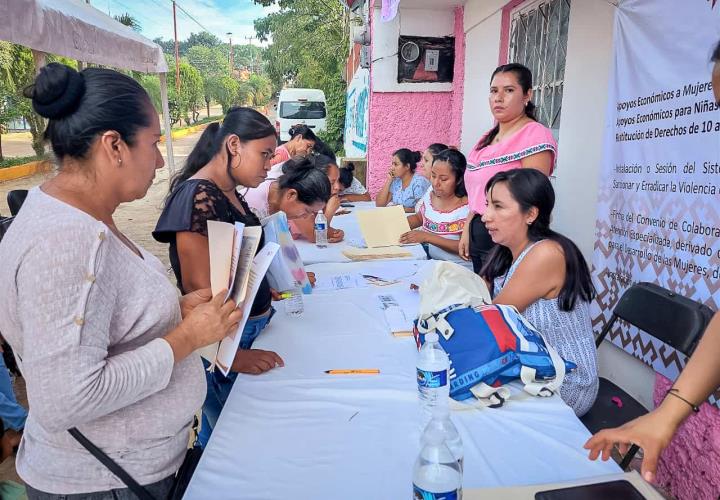 Formalizan Huautla y Xochiatipan proyectos de atención a mujeres