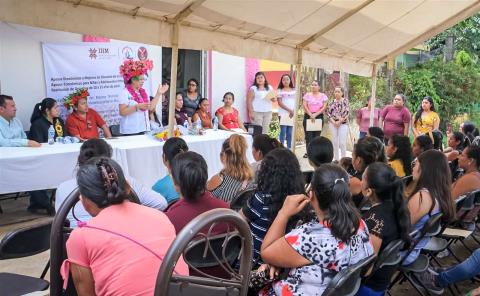 Formalizan Huautla y Xochiatipan proyectos de atención a mujeres
