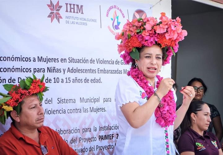 Formalizan Huautla y Xochiatipan proyectos de atención a mujeres