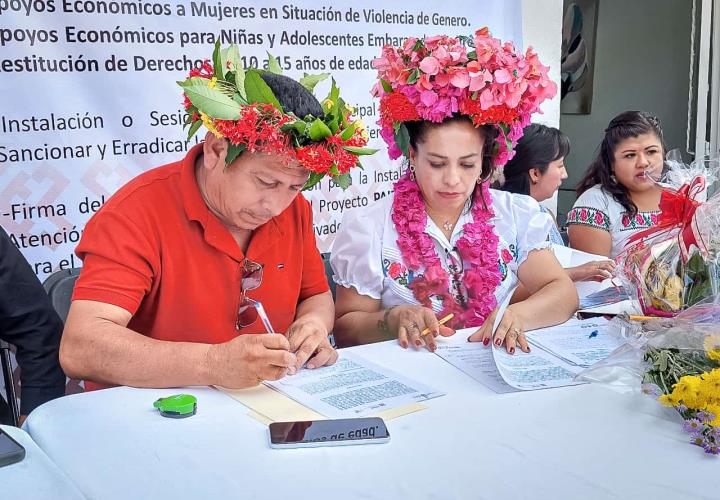 Formalizan Huautla y Xochiatipan proyectos de atención a mujeres