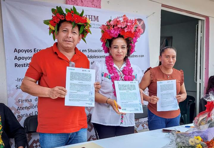 Formalizan Huautla y Xochiatipan proyectos de atención a mujeres