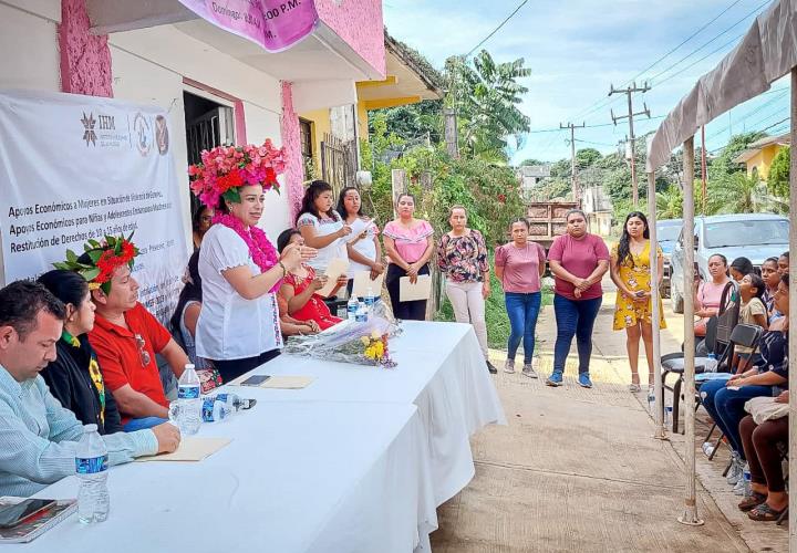 Formalizan Huautla y Xochiatipan proyectos de atención a mujeres